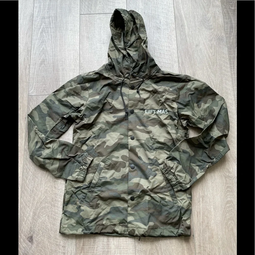 Lift Más Coach's Jacket in Camo